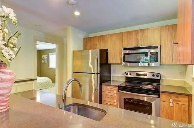 15291 82nd NE St, Unit 101 in Redmond, WA - Building Photo - Building Photo