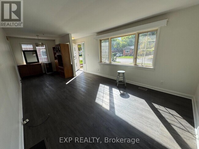 559 Drury Ln in Burlington, ON - Building Photo - Building Photo