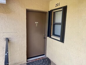 9728 Hammocks Blvd-Unit -201-27 in Miami, FL - Building Photo - Building Photo