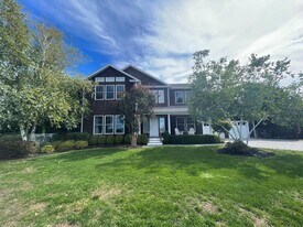 18 Spring Ln in Southampton, NY - Building Photo