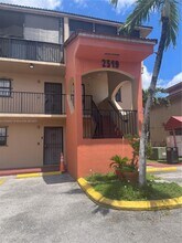 2319 W 60th St in Hialeah, FL - Foto de edificio - Building Photo