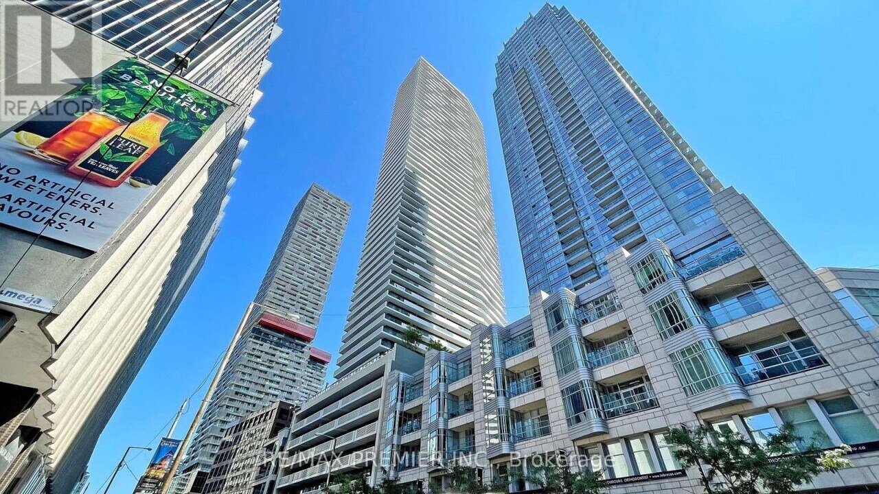 2221 Yonge St in Toronto, ON - Building Photo