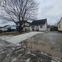 3130 Merritt Ave in Mississauga, ON - Building Photo