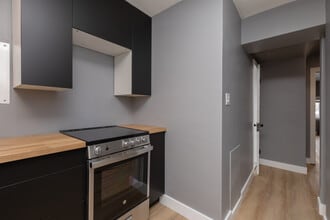 28 Eastbourne Av in Hamilton, ON - Building Photo - Building Photo