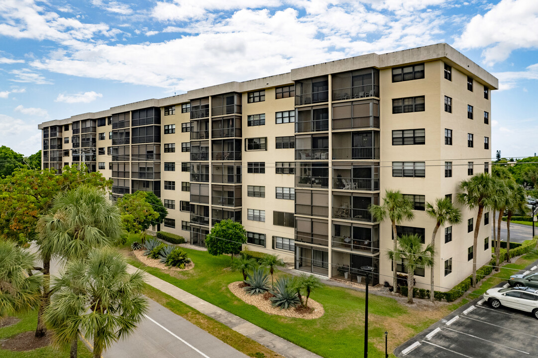 Palms of Deer Creek in Deerfield Beach, FL - Building Photo