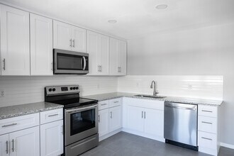 Meridian Apartments in Norfolk, VA - Building Photo - Interior Photo