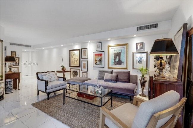 825 Brickell Bay Dr in Miami, FL - Building Photo - Building Photo