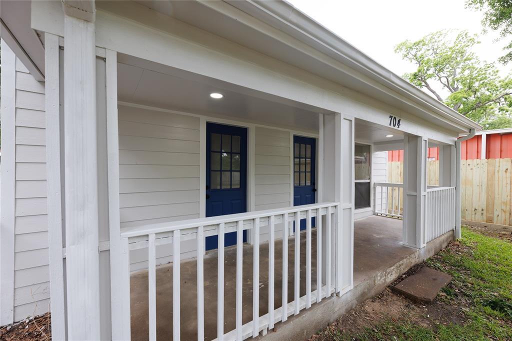 704 W Willis St in Alvin, TX - Building Photo