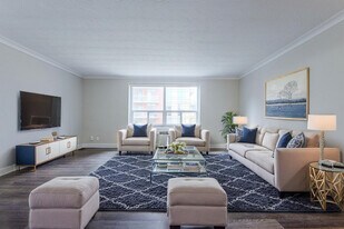 Upper Canada Apartments 165 in Toronto, ON - Building Photo