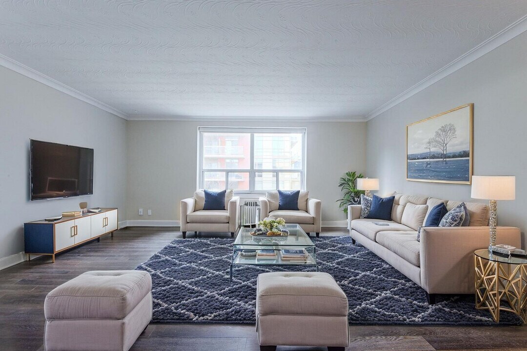 Upper Canada Apartments 165 in Toronto, ON - Building Photo