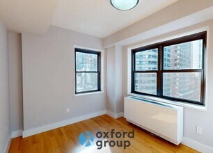 345 W 54th St in New York, NY - Building Photo - Building Photo