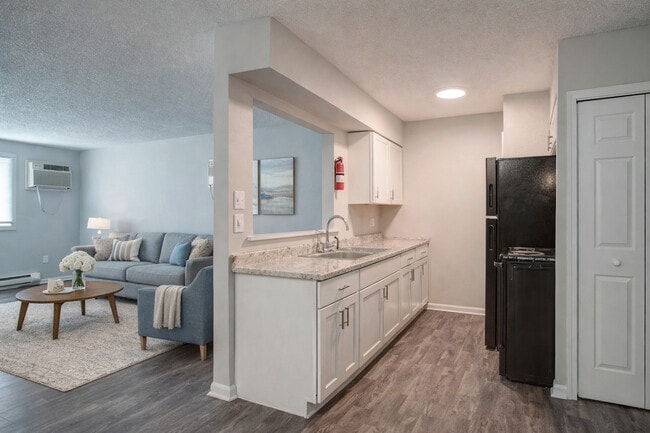 Point Place Apartments in Toledo, OH - Foto de edificio - Building Photo