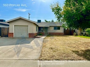 960 Poplar Ave in Manteca, CA - Foto de edificio - Building Photo