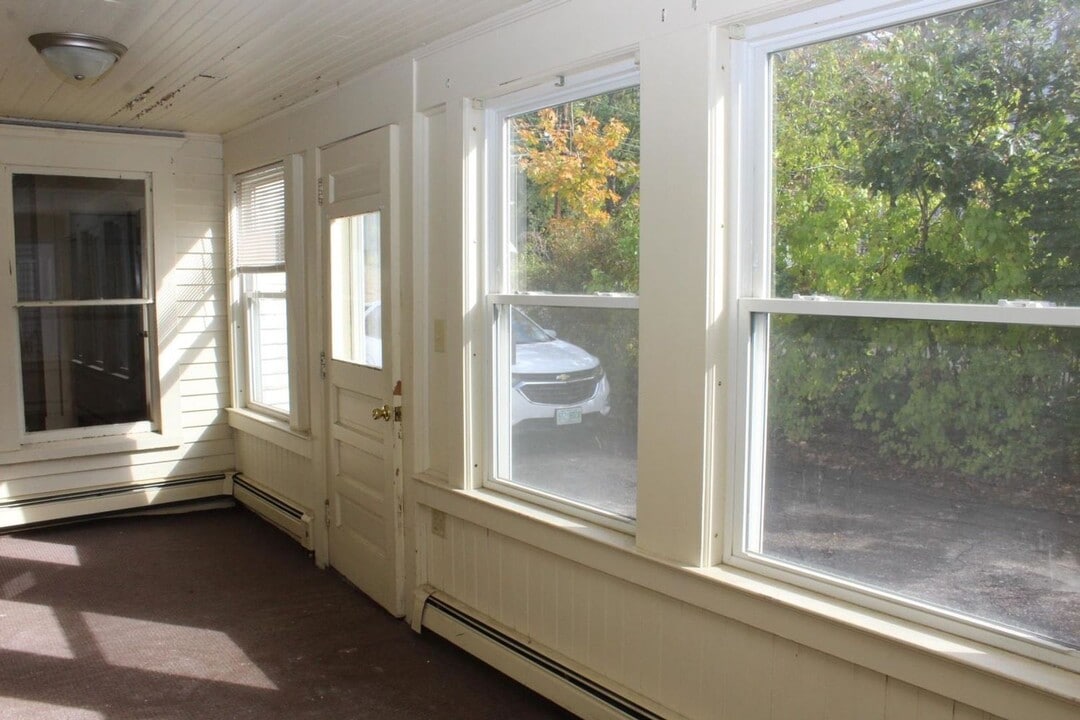 207 Gilford Ave-Unit -B in Laconia, NH - Foto de edificio