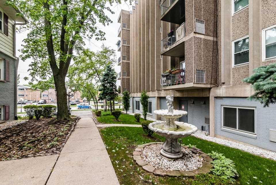 9514 Lawrence Ave, Unit 104 in Schiller Park, IL - Building Photo