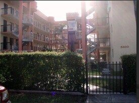 5290 W 21st Ct, Unit 405 in Hialeah, FL - Building Photo