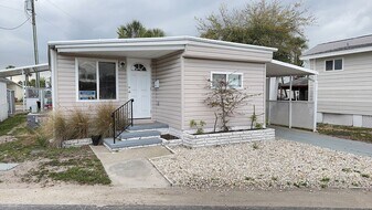 4851 W Gandy Blvd in Tampa, FL - Building Photo