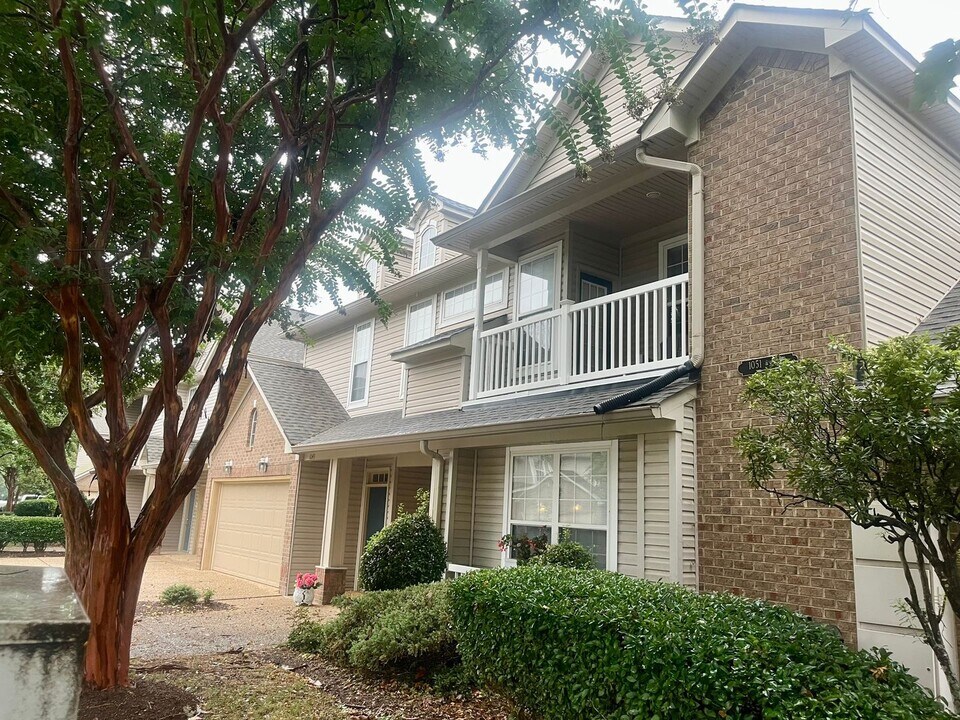 1049 Grand Oak Ln in Virginia Beach, VA - Building Photo