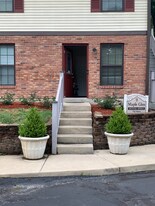 720 Ohio Pike in Cincinnati, OH - Building Photo