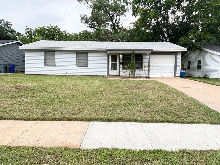 413 Freestone Dr in Euless, TX - Building Photo