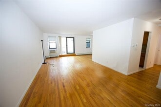 5 Schenck Ave in Great Neck Plaza, NY - Building Photo - Building Photo