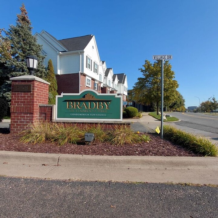 1372 Village Dr in Detroit, MI - Building Photo