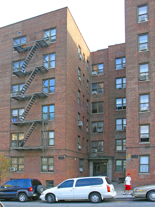 214 East 163 Street in Bronx, NY - Foto de edificio - Building Photo