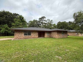 1135 Cooper Ln in Silsbee, TX - Building Photo