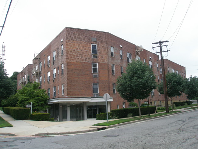 Garden City Border Apartments in Hempstead, NY - Building Photo - Building Photo