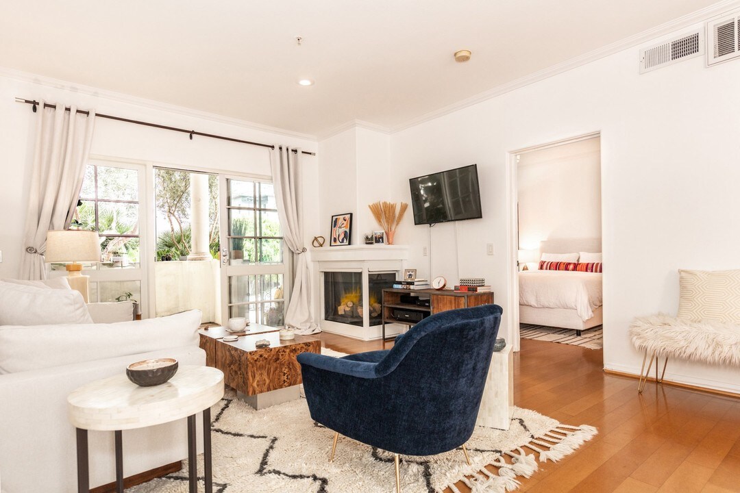 851 N San Vicente Blvd in West Hollywood, CA - Building Photo