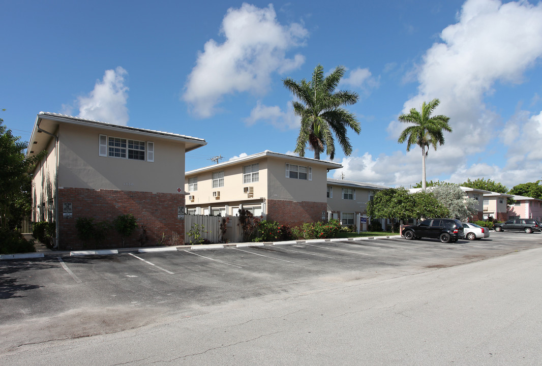 North Fifty Apartments in Fort Lauderdale, FL - Building Photo