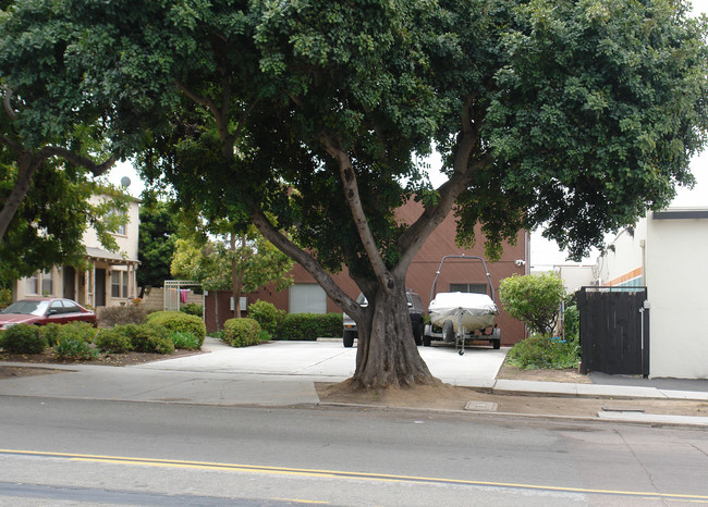 1019 Loring St in San Diego, CA - Building Photo - Building Photo