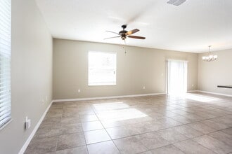 137 Cascade Bend Dr in Ruskin, FL - Foto de edificio - Building Photo