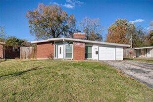 825 Derhake Rd in Florissant, MO - Building Photo