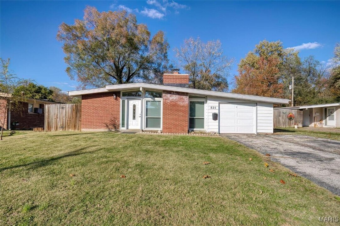 825 Derhake Rd in Florissant, MO - Building Photo
