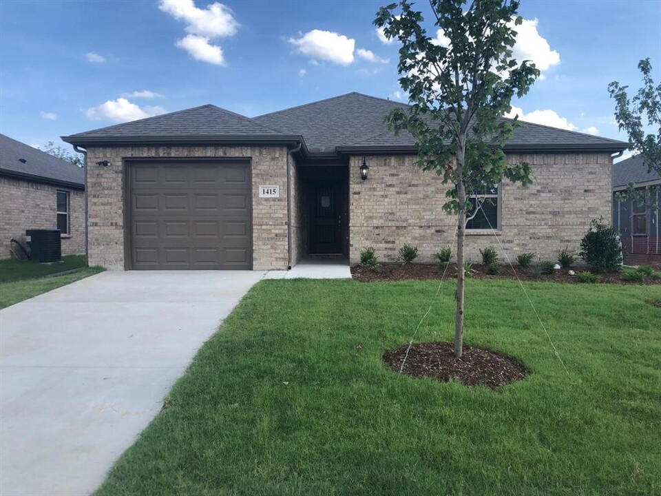 1415 Warringwood Dr in Greenville, TX - Building Photo