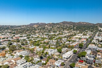 4517 Kingswell Ave in Los Angeles, CA - Foto de edificio - Building Photo