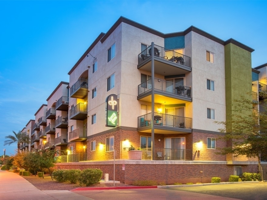 Founder's Hall in Tempe, AZ - Foto de edificio