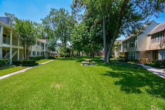 13026 Trail Hollow Dr-Unit -A-8 in Houston, TX - Foto de edificio - Building Photo