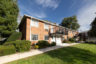 Farmingdale Apartments in Farmingdale, NY - Building Photo - Primary Photo