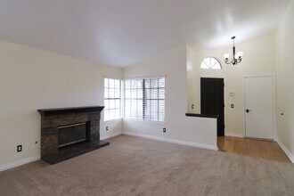 290 Calle Tamega in Camarillo, CA - Building Photo - Building Photo