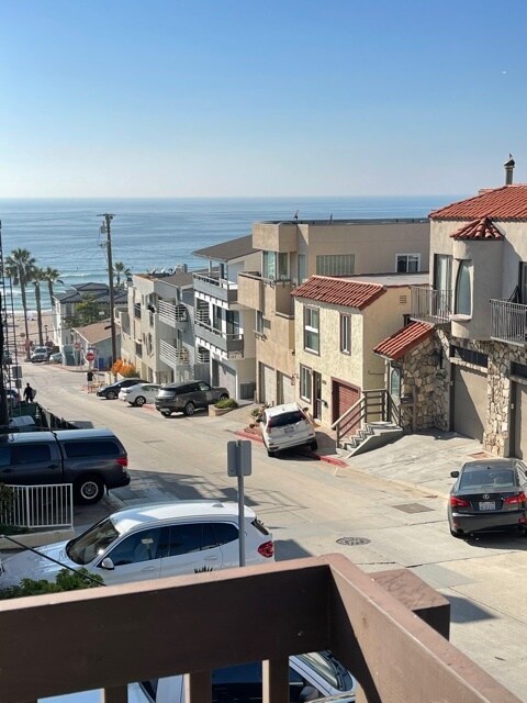 216 40th St, Unit Lower in Manhattan Beach, CA - Building Photo
