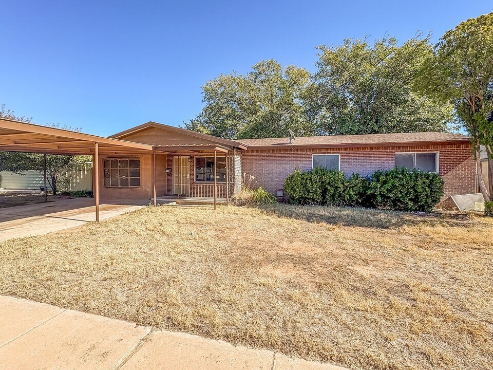 1906 N Breckon Dr in Hobbs, NM - Building Photo