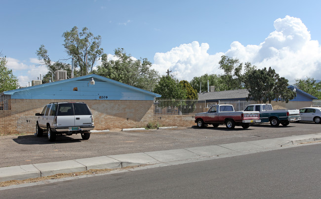 8209 Marquette Ave NE in Albuquerque, NM - Foto de edificio - Building Photo