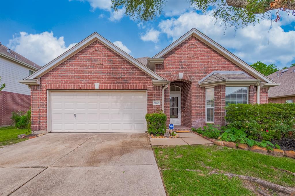 18907 Woodglen Shadows Dr in Humble, TX - Building Photo