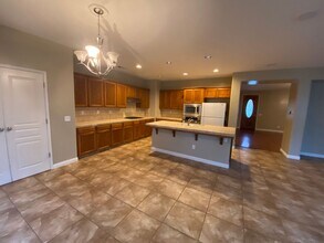 2223 N Riesling Ave in Hanford, CA - Building Photo - Building Photo
