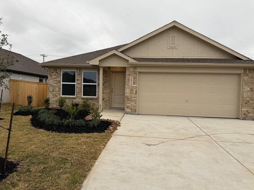 2822 Cedar Rock St in League City, TX - Building Photo