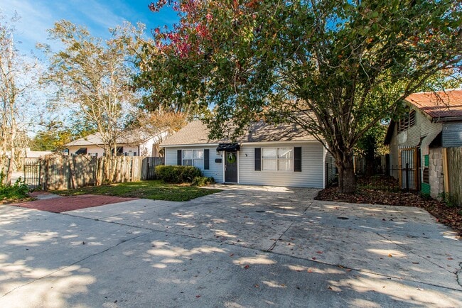 property at 204 N Cypress St