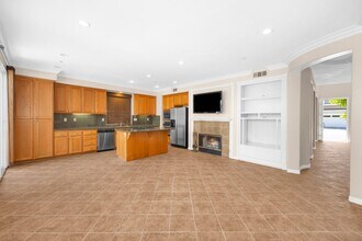 16826 Pembrook Ln in Huntington Beach, CA - Building Photo - Building Photo