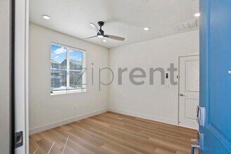 5545 Oberon Ave in Tracy, CA - Foto de edificio - Building Photo